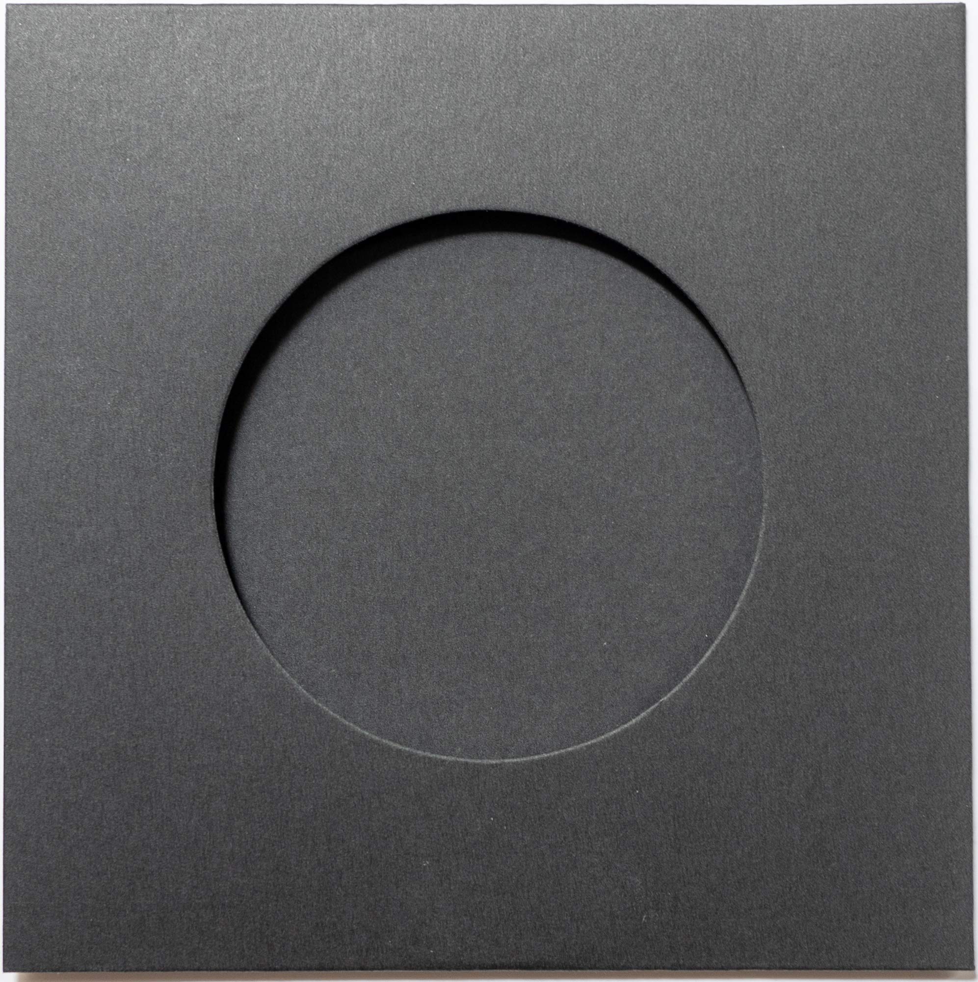 中央に丸窓がある黒いCD用厚紙ジャケット