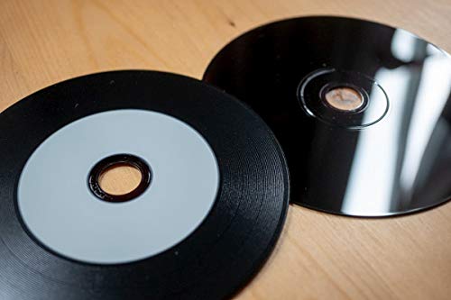 黒い厚紙ジャケットからレコード型CD-Rを取り出した状態