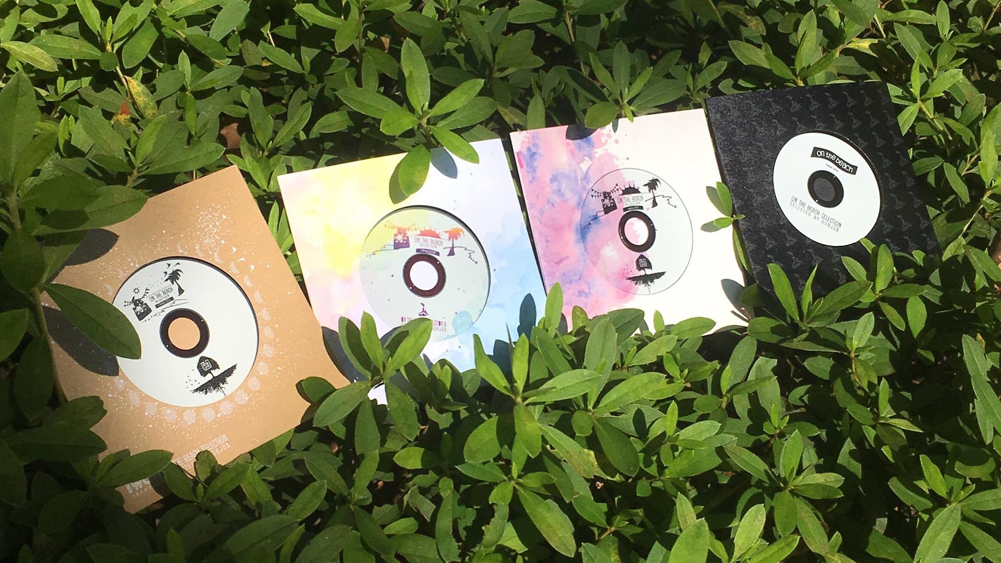 緑の葉の上に並んだ、4種類のCDとジャケット